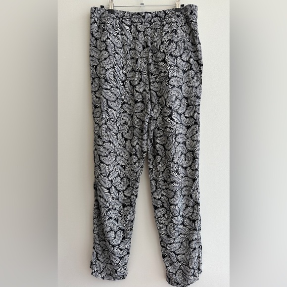 H&M Black and White Feather Print Ankle Pants, Fun Flowy Pants, Size 12 - Picture 14 of 15